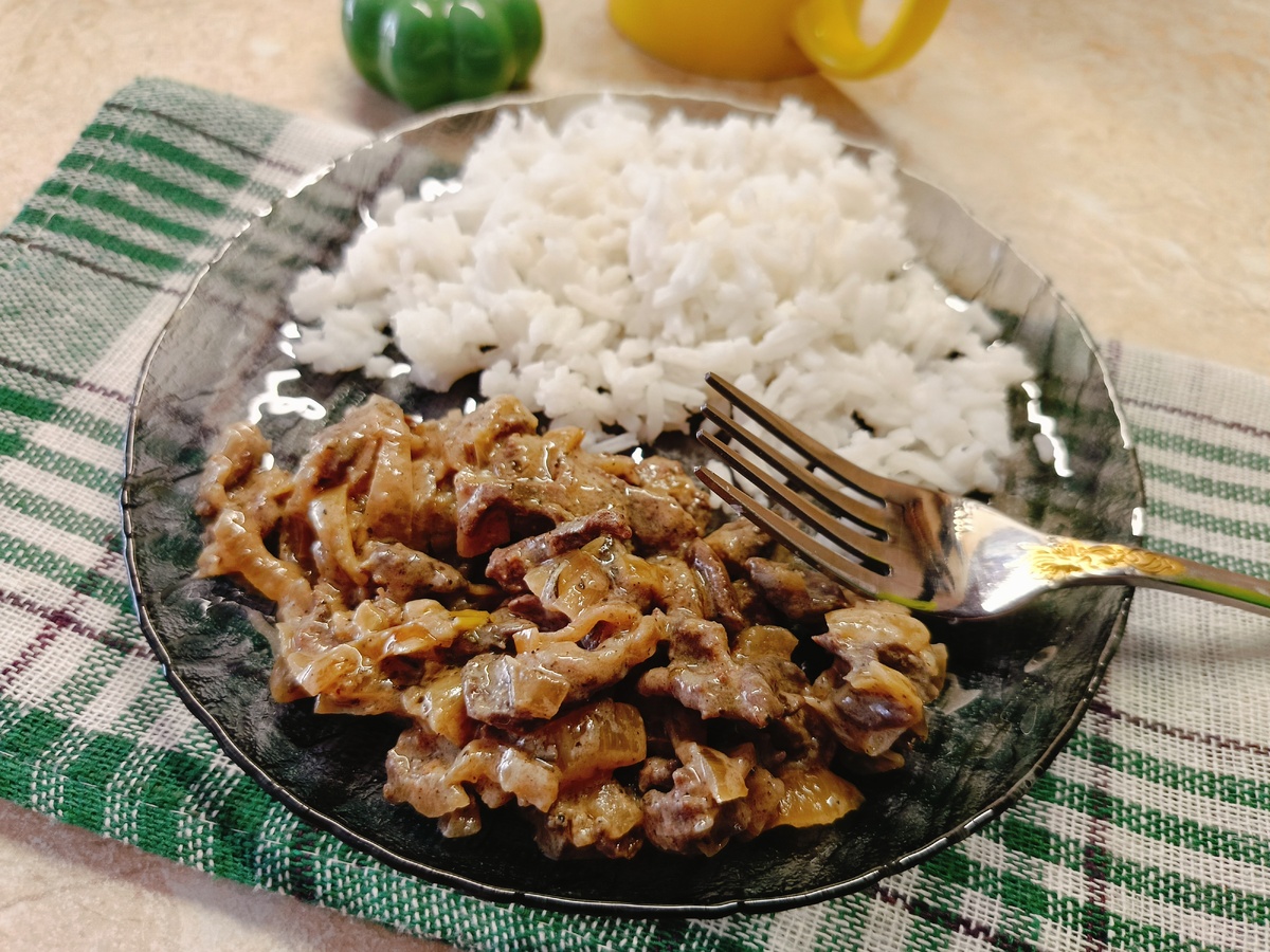 Куриные сердечки с луком и сметаной: отличный выбор для ужина