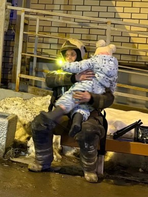 «Сел на скамейку и успокаивал ребёнка»: жители Северодвинска благодарят пожарных за спасённые жизни