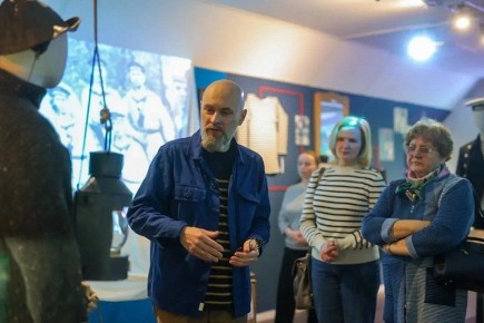 Тельняшка, брюки-клёш и шапка-бини: как морская форма стала высокой модой