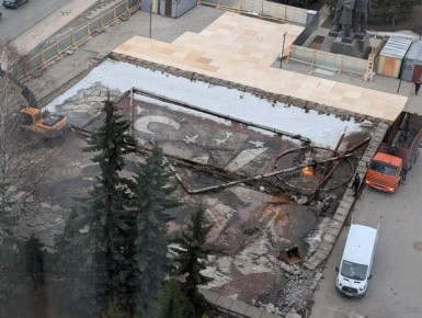 В Архангельске начали разбирать фонтан у Дворца спорта