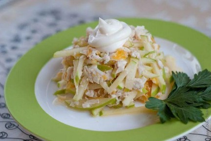 Тропический куриный салат с яблоками и орехами