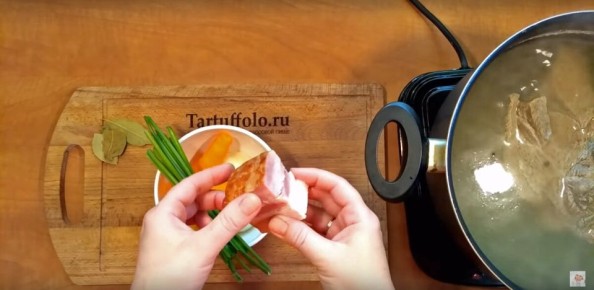 Вкусный и нарядный заливной торт «Леший» для новогоднего стола