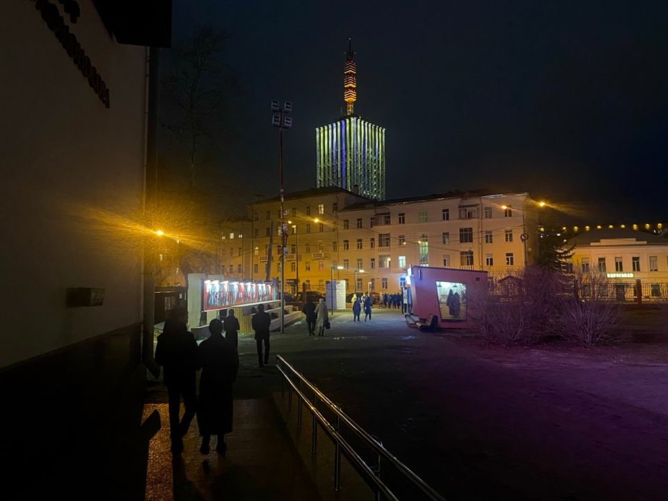 Пятничный вечер в Архангельске: горожане идут из театра