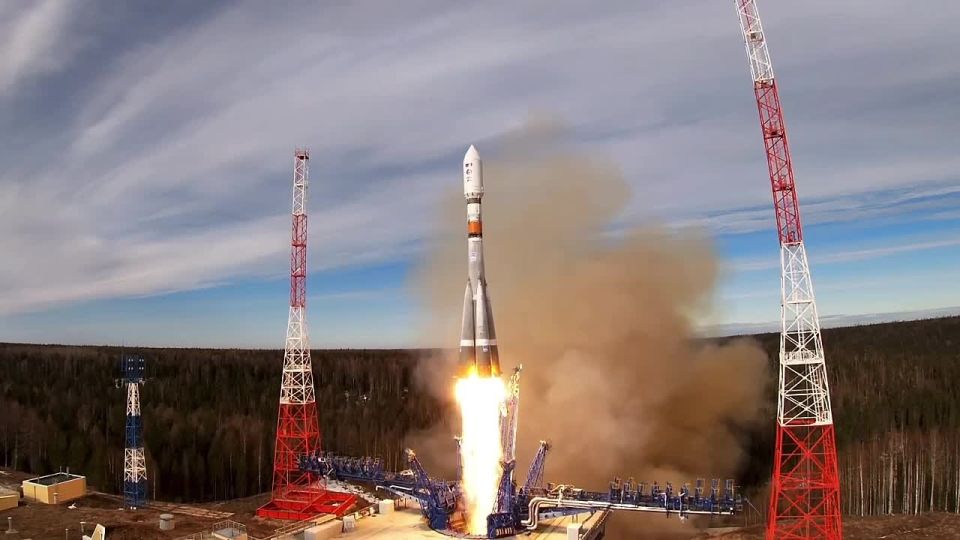 Космические войска ВКС сегодня 9:28 (по мск) с космодрома «Плесецк» в Архангельской области провели успешный пуск ракеты-носителя среднего класса «Союз-2.1а», которая вывела на орбиту спутники в интересах Минобороны России