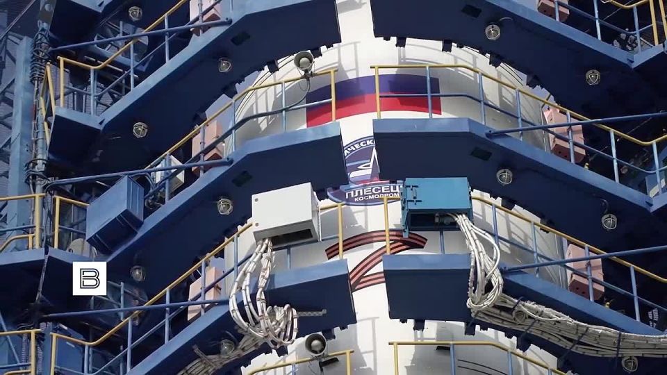 Минобороны показало кадры пуска ракеты-носителя "Союз-2.1а" с военным спутником. Она стартовала сегодня утром с космодрома "Плесецк" в Архангельской области