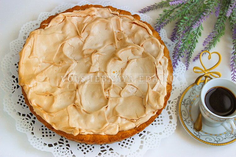 Песочный пирог со смородиной и меренгой