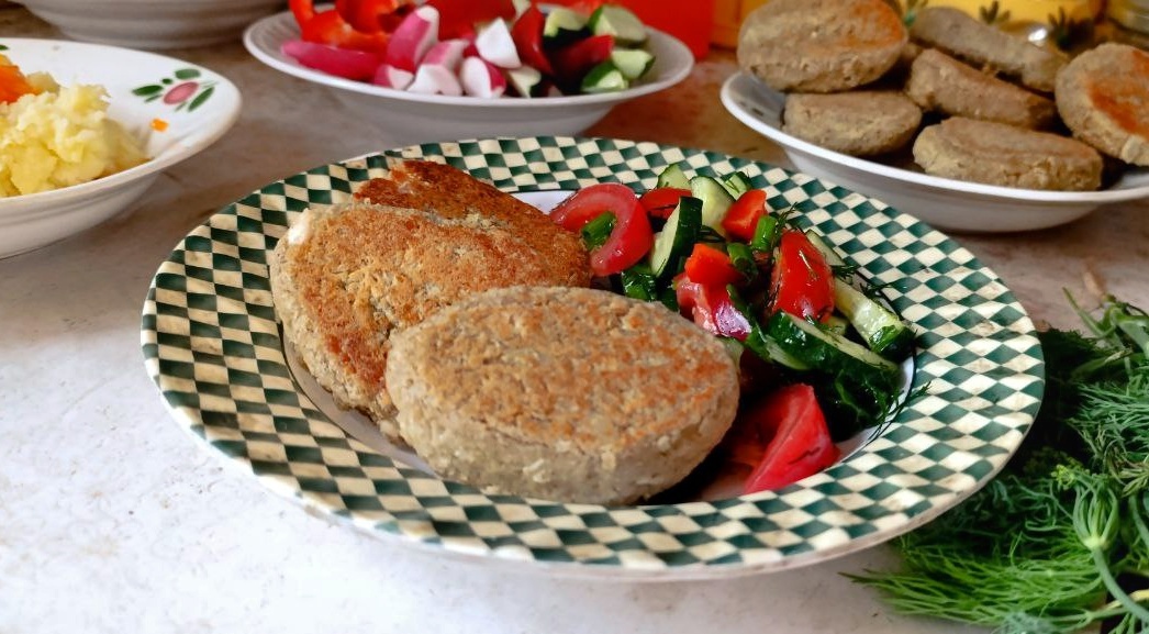 Нежные котлеты из киноа и белой фасоли: идеальный вегетарианский ужин