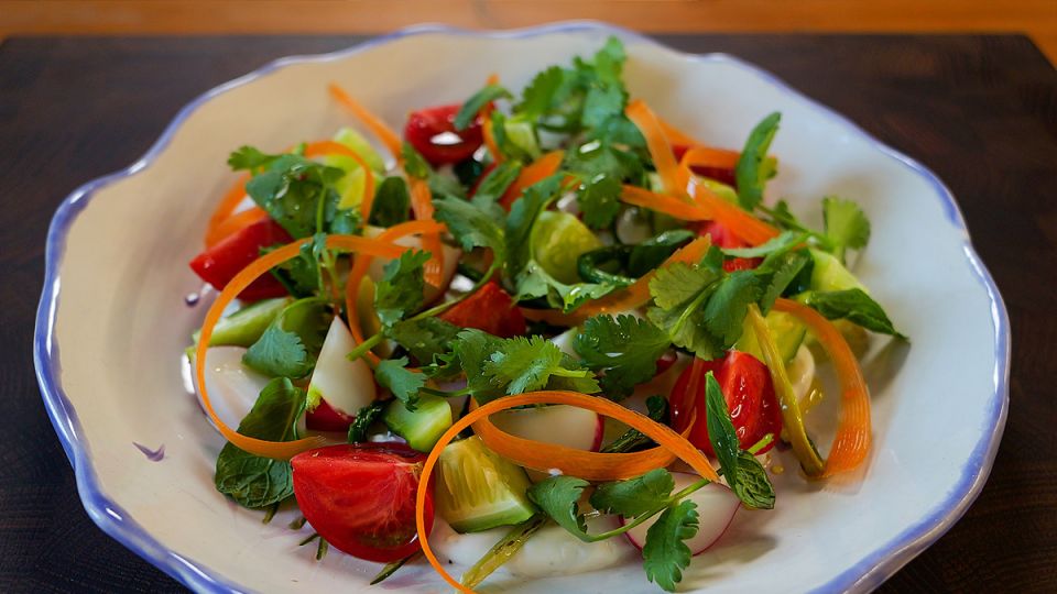 Весенние витамины на вашем столе: салат с редиской и черемшой