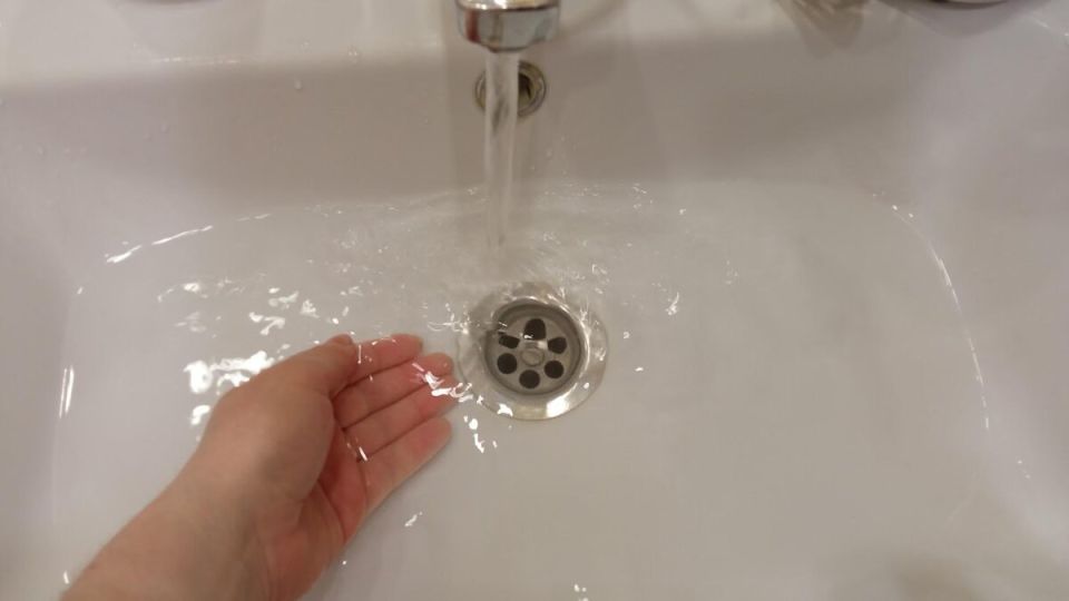 Уникальный способ очистки слива: крем для депиляции в помощь