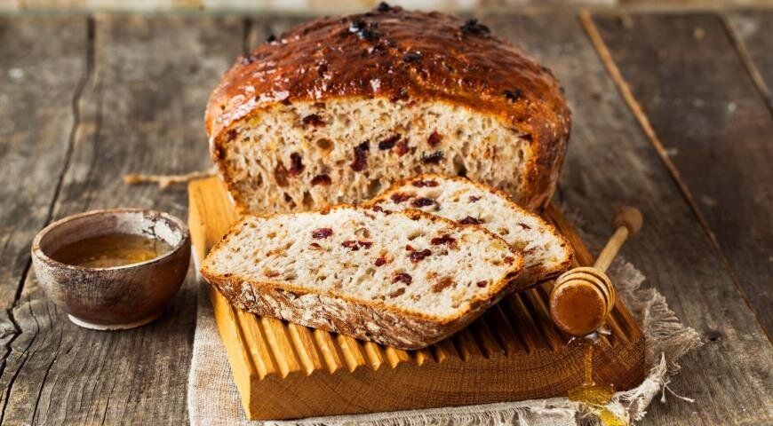 Удобный хлеб без замеса с вишней и грецкими орехами