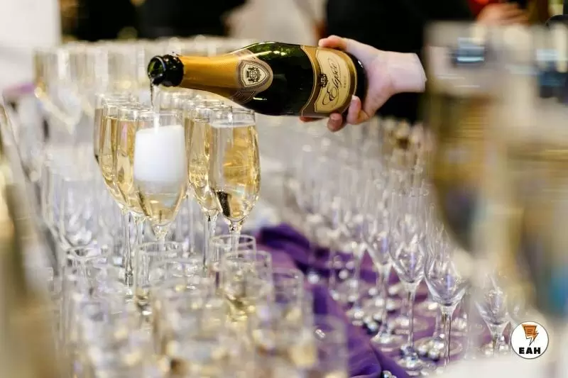 Не покупайте игристое вино заранее: советы специалистов к Новому году