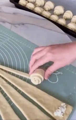 Тайна мягкости: как приготовить вкусные булочки, которые тают во рту