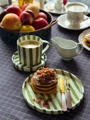 Осенью все вокруг наполняется теплом и уютом. Как вы относитесь к осеннему декору? Превращение тыквы в изысканные панкейки — это настоящая находка для гурманов!