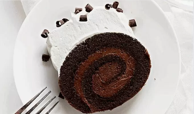 Шоколадный рулет: современный поворот на классическом десерте