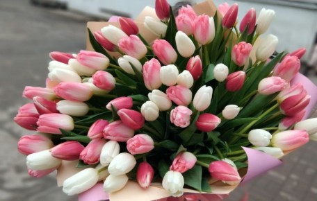 Как выбрать цветы на 8 марта: стоит ли дарить тюльпаны?