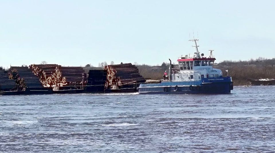 Лёд тронулся…. . Первые транзитные суда с караванами барж двинулись по реке Северная Двина до Архангельска