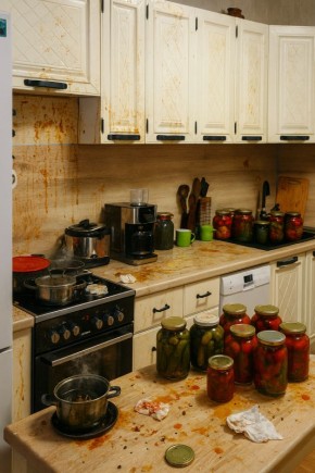 Как быстро освежить кухню и избавиться от запахов после консервации
