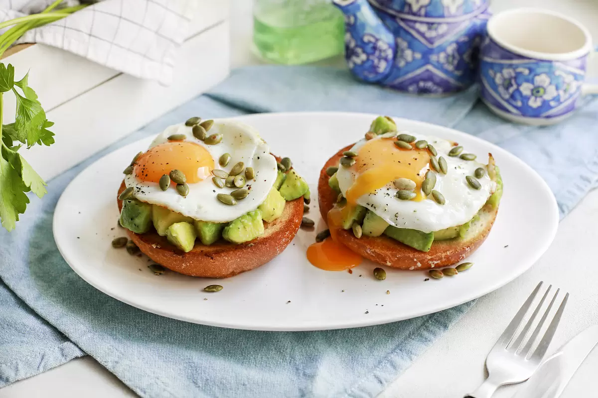 Глазунья с авокадо на булочке бриошь