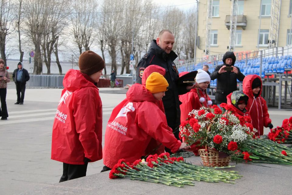 Накануне 81-ой годовщины Победы в Великой Отечественной войне сотрудники УМВД России по Архангельской области совместно с кадетами 2-го класса школы № 9 имени Константина Симонова приняли участие в мероприятии «Вахта памяти» Накануне 81-ой годовщины Победы в Великой Отечественной войне сотрудники УМВД России по Архангельской области совместно с кадетами 2-го класса школы № 9 имени Константина Симонова приняли участие в мероприятии «Вахта памяти»