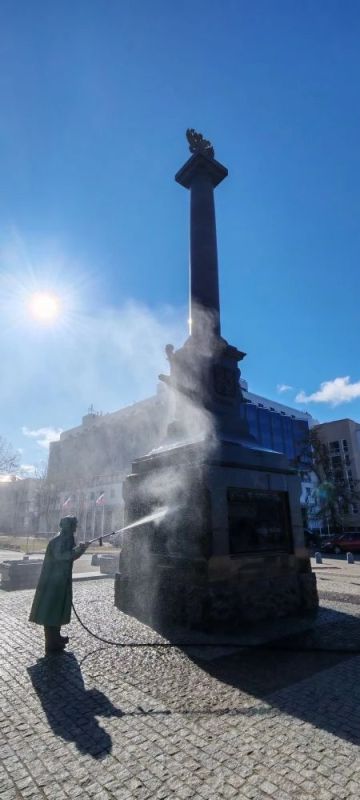 Памятники на центральной набережной привели в порядок Памятники на центральной набережной привели в порядок