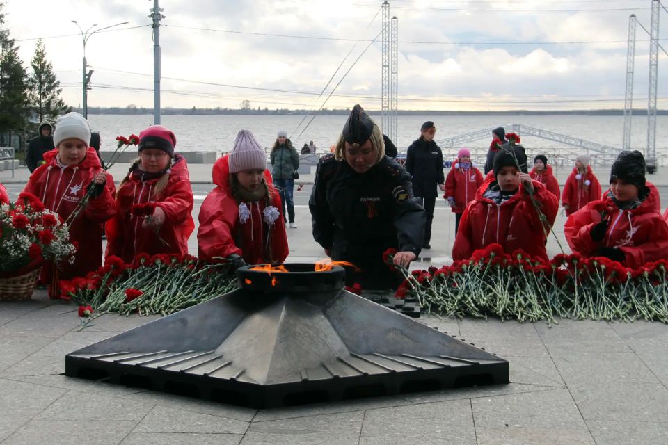 Накануне 81-ой годовщины Победы в Великой Отечественной войне сотрудники УМВД России по Архангельской области совместно с кадетами 2-го класса школы № 9 имени Константина Симонова приняли участие в мероприятии «Вахта памяти» Накануне 81-ой годовщины Победы в Великой Отечественной войне сотрудники УМВД России по Архангельской области совместно с кадетами 2-го класса школы № 9 имени Константина Симонова приняли участие в мероприятии «Вахта памяти»