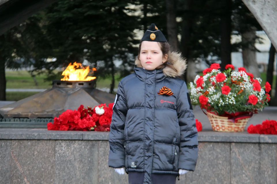 Накануне 81-ой годовщины Победы в Великой Отечественной войне сотрудники УМВД России по Архангельской области совместно с кадетами 2-го класса школы № 9 имени Константина Симонова приняли участие в мероприятии «Вахта памяти»