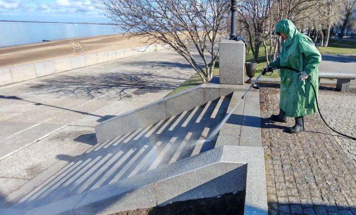 Памятники на центральной набережной привели в порядок Памятники на центральной набережной привели в порядок