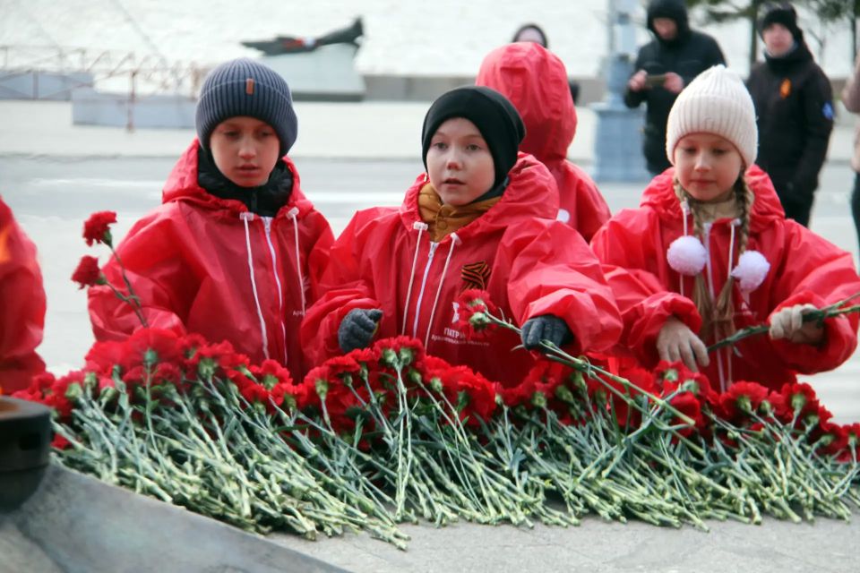 Накануне 81-ой годовщины Победы в Великой Отечественной войне сотрудники УМВД России по Архангельской области совместно с кадетами 2-го класса школы № 9 имени Константина Симонова приняли участие в мероприятии «Вахта памяти» Накануне 81-ой годовщины Победы в Великой Отечественной войне сотрудники УМВД России по Архангельской области совместно с кадетами 2-го класса школы № 9 имени Константина Симонова приняли участие в мероприятии «Вахта памяти»