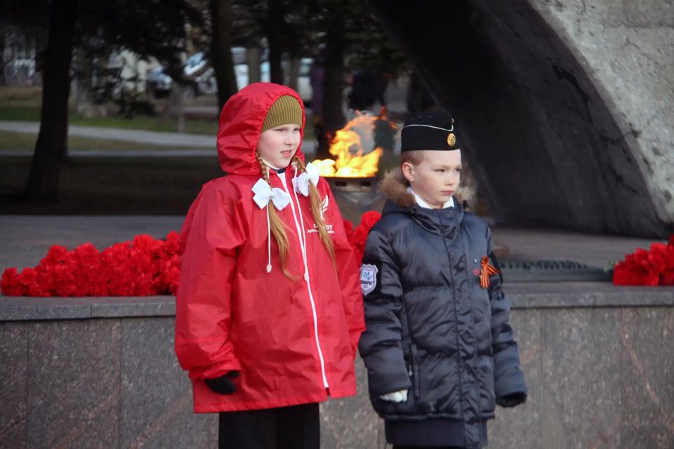 Накануне 81-ой годовщины Победы в Великой Отечественной войне сотрудники УМВД России по Архангельской области совместно с кадетами 2-го класса школы № 9 имени Константина Симонова приняли участие в мероприятии «Вахта памяти» Накануне 81-ой годовщины Победы в Великой Отечественной войне сотрудники УМВД России по Архангельской области совместно с кадетами 2-го класса школы № 9 имени Константина Симонова приняли участие в мероприятии «Вахта памяти»