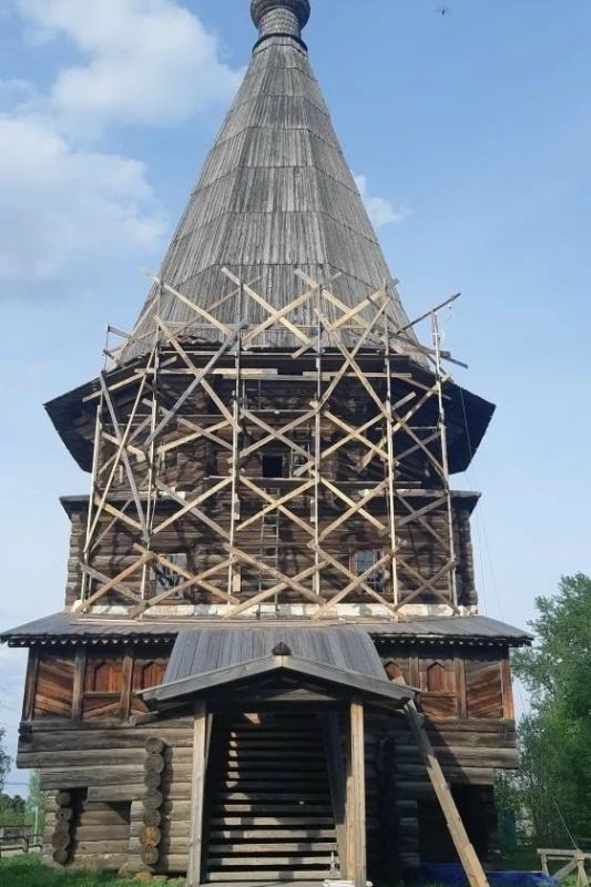 селе Верхняя Уфтюга находится уникальный памятник деревянного зодчества — шатровая церковь во имя Дмитрия Солунского (1781–1785 годы постройки)
