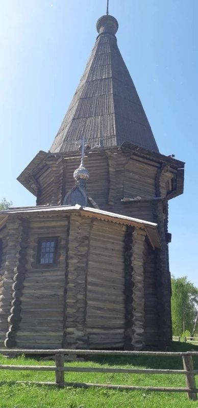 селе Верхняя Уфтюга находится уникальный памятник деревянного зодчества — шатровая церковь во имя Дмитрия Солунского (1781–1785 годы постройки) селе Верхняя Уфтюга находится уникальный памятник деревянного зодчества — шатровая церковь во имя Дмитрия Солунского (1781–1785 годы постройки)