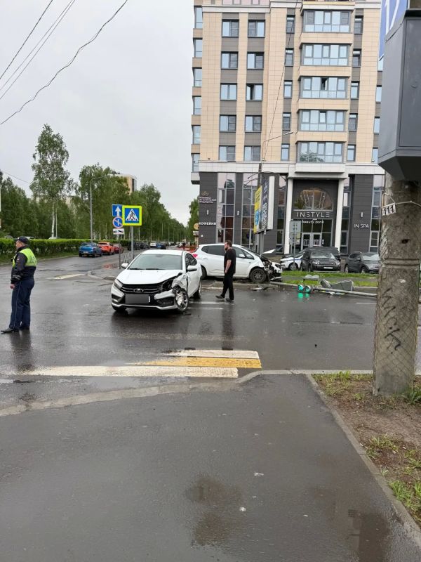В Архангельске на перекрёстке Ломоносова и Логинова сбили светофор В Архангельске на перекрёстке Ломоносова и Логинова сбили светофор