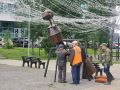 Муравей возвращается в Молодежный сквер после длительного лечения