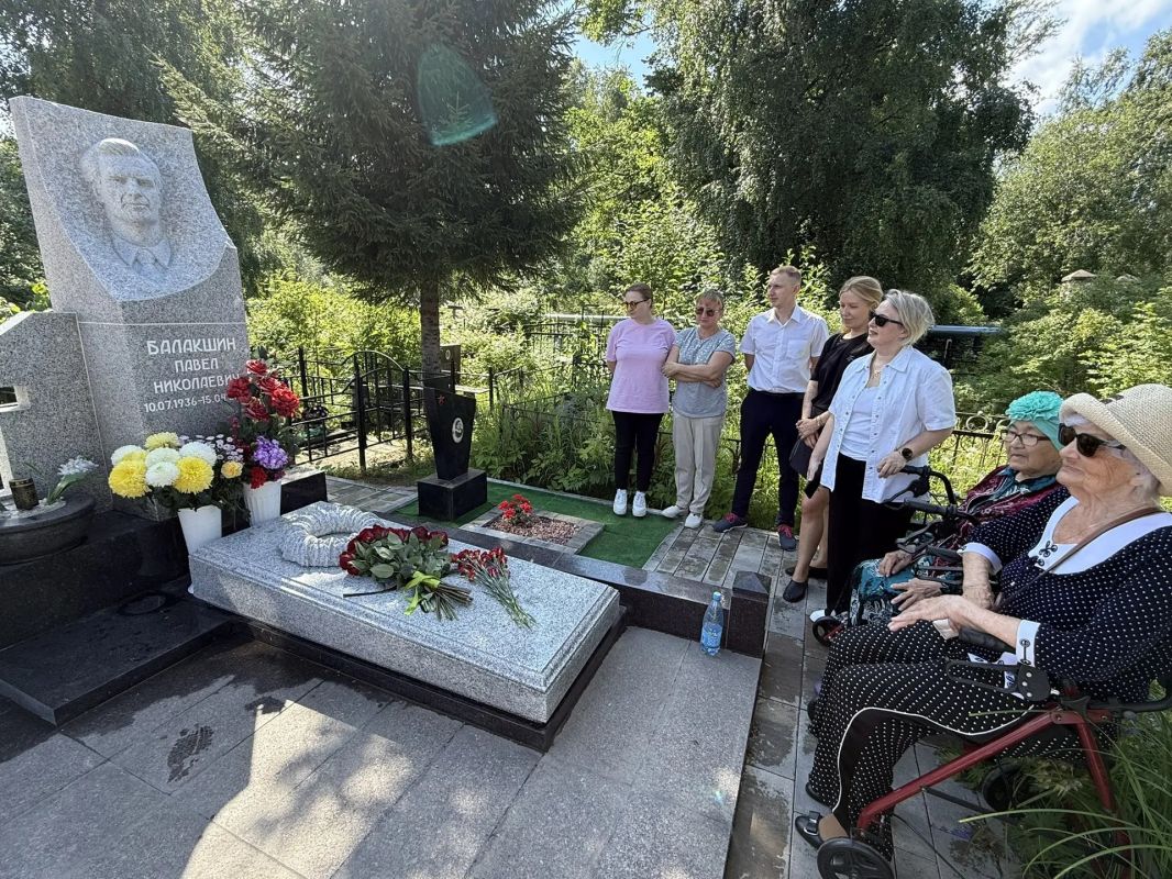 Сегодня, в день 90-летия со дня рождения Павла Николаевича Балакшина, у его памятника собрались те, кто помнит и чтит нашего уважаемого земляка Сегодня, в день 90-летия со дня рождения Павла Николаевича Балакшина, у его памятника собрались те, кто помнит и чтит нашего уважаемого земляка