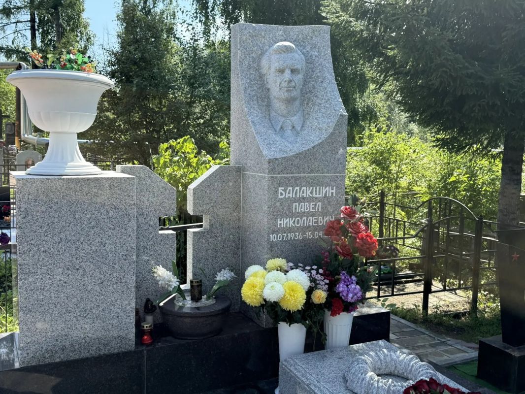 Сегодня, в день 90-летия со дня рождения Павла Николаевича Балакшина, у его памятника собрались те, кто помнит и чтит нашего уважаемого земляка Сегодня, в день 90-летия со дня рождения Павла Николаевича Балакшина, у его памятника собрались те, кто помнит и чтит нашего уважаемого земляка