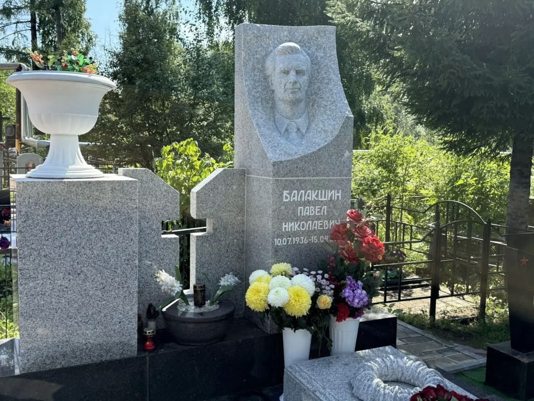 Сегодня вместе с семьей Павла Николаевича Балакшина возложил цветы к его памятнику Сегодня вместе с семьей Павла Николаевича Балакшина возложил цветы к его памятнику