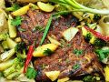 Вкусный семейный обед: запеченные свиные ребра с овощами в домашних условиях