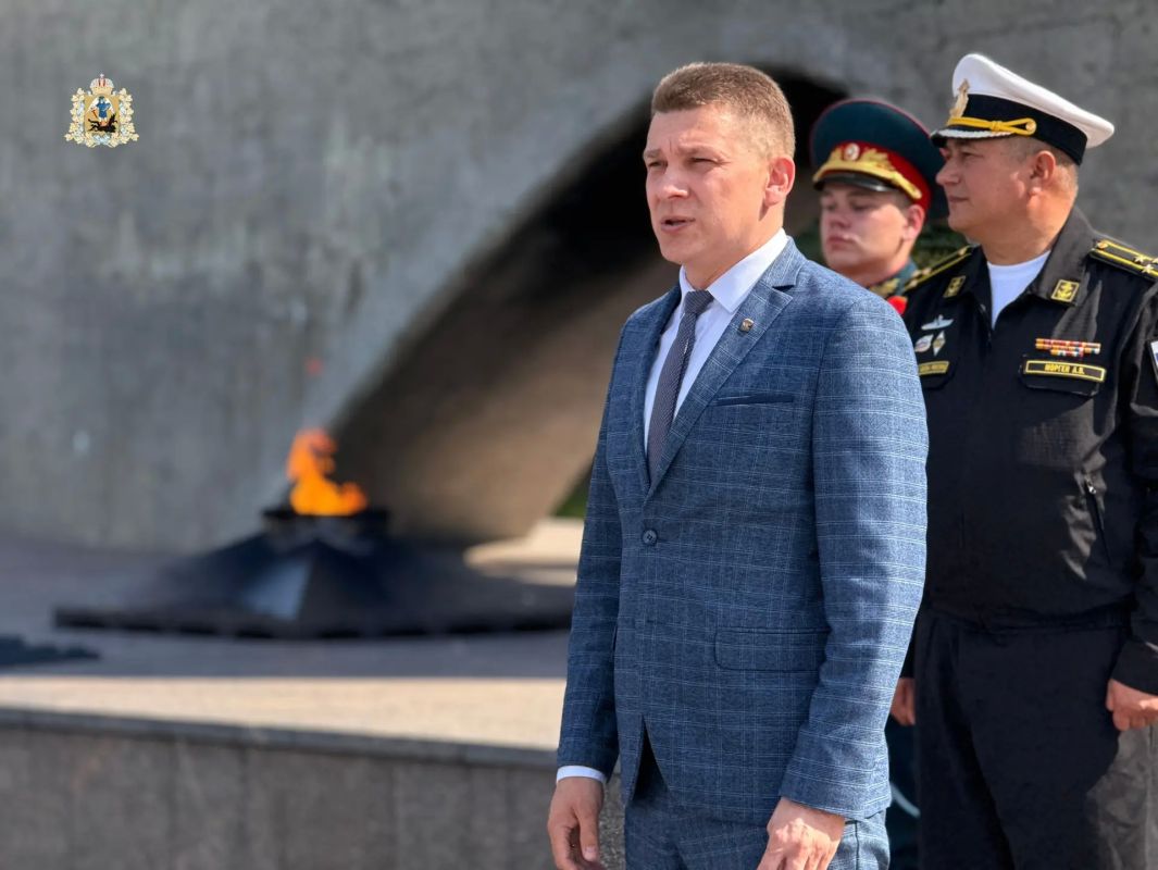 Курсанты учебного корабля «Перекоп» почтили память защитников Отечества в Архангельске Курсанты учебного корабля «Перекоп» почтили память защитников Отечества в Архангельске
