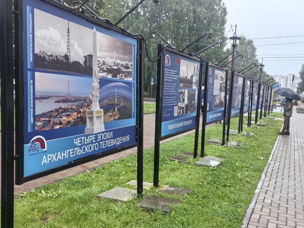 На Чумбаровке открылась новая уличная выставка в честь выдающегося учёного физика Бориса Розинга На Чумбаровке открылась новая уличная выставка в честь выдающегося учёного физика Бориса Розинга