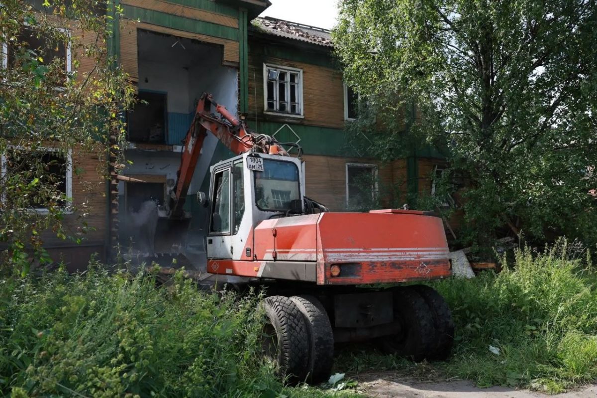 В Архангельске одновременно работают 6 подрядчиков по сносу расселенных домов В Архангельске одновременно работают 6 подрядчиков по сносу расселенных домов