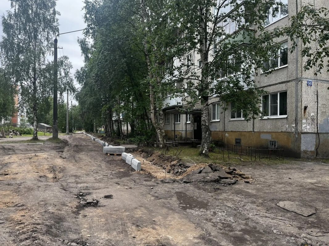Ремонт внутридворовых проездов вдоль домов № 58 и 60 по ул. Партизанская идет полных ходом Уже сняли верхний слой асфальта и приступили к установке бортового камня Ремонт внутридворовых проездов вдоль домов № 58 и 60 по ул. Партизанская идет полных ходом Уже сняли верхний слой асфальта и приступили к установке бортового камня