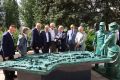 Сергей Степашин осмотрел бронзовый макет старого Архангельска