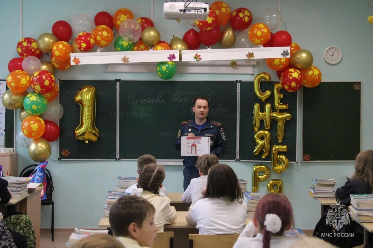 Сотрудники МЧС России провели открытые уроки безопасности для школьников Архангельской области в День знаний Сотрудники МЧС России провели открытые уроки безопасности для школьников Архангельской области в День знаний