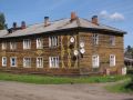 Как сделать одинаковые двухэтажные деревянные «бараки» уникальными, запоминающимися и не такими унылыми?