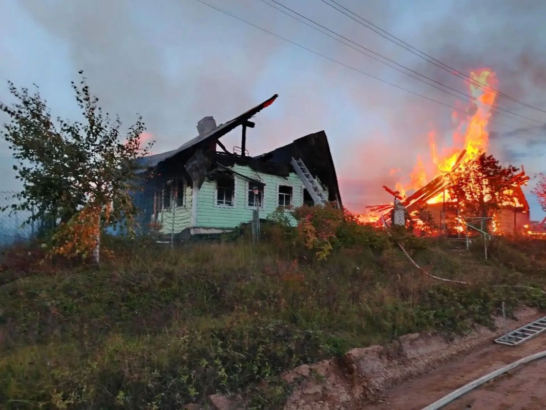 Короткое замыкание стало причиной крупного пожара в Пинежском округе Короткое замыкание стало причиной крупного пожара в Пинежском округе
