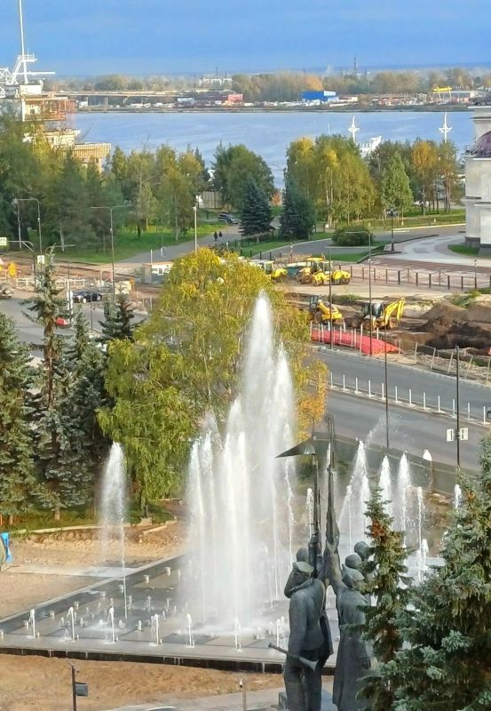 Накануне в Архангельске проверяли работу нового фонтана на Площади Профсоюзов Накануне в Архангельске проверяли работу нового фонтана на Площади Профсоюзов