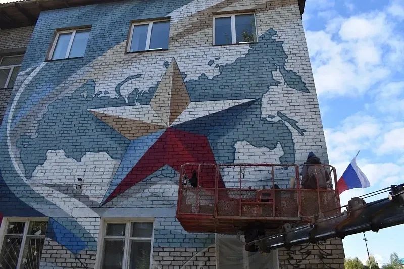 В Няндоме создали мурал с портретом Героя России Сергея Ванеева В Няндоме создали мурал с портретом Героя России Сергея Ванеева
