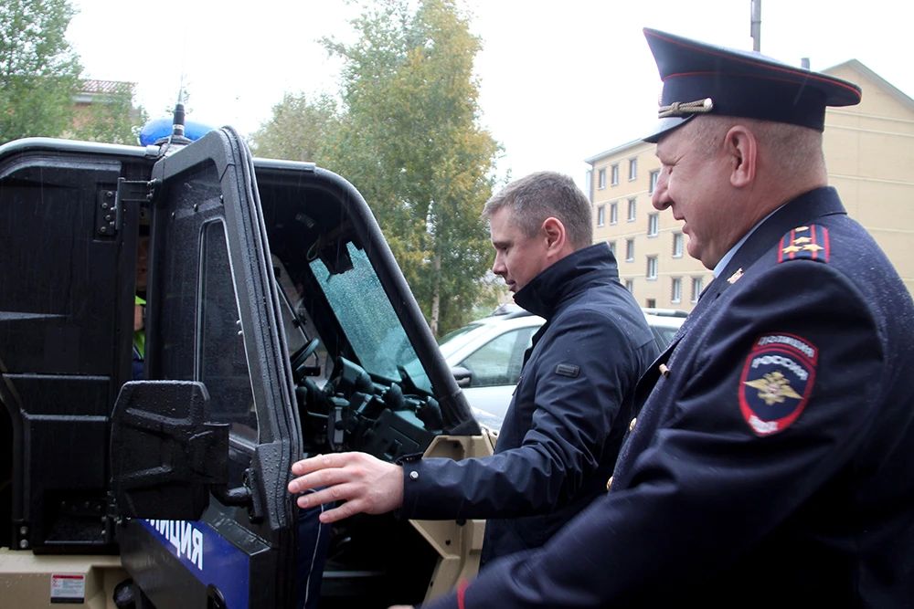 Глава города Северодвинска передал сотрудникам полиции квадроцикл для патрулирования прибрежной зоны острова Ягры Глава города Северодвинска передал сотрудникам полиции квадроцикл для патрулирования прибрежной зоны острова Ягры