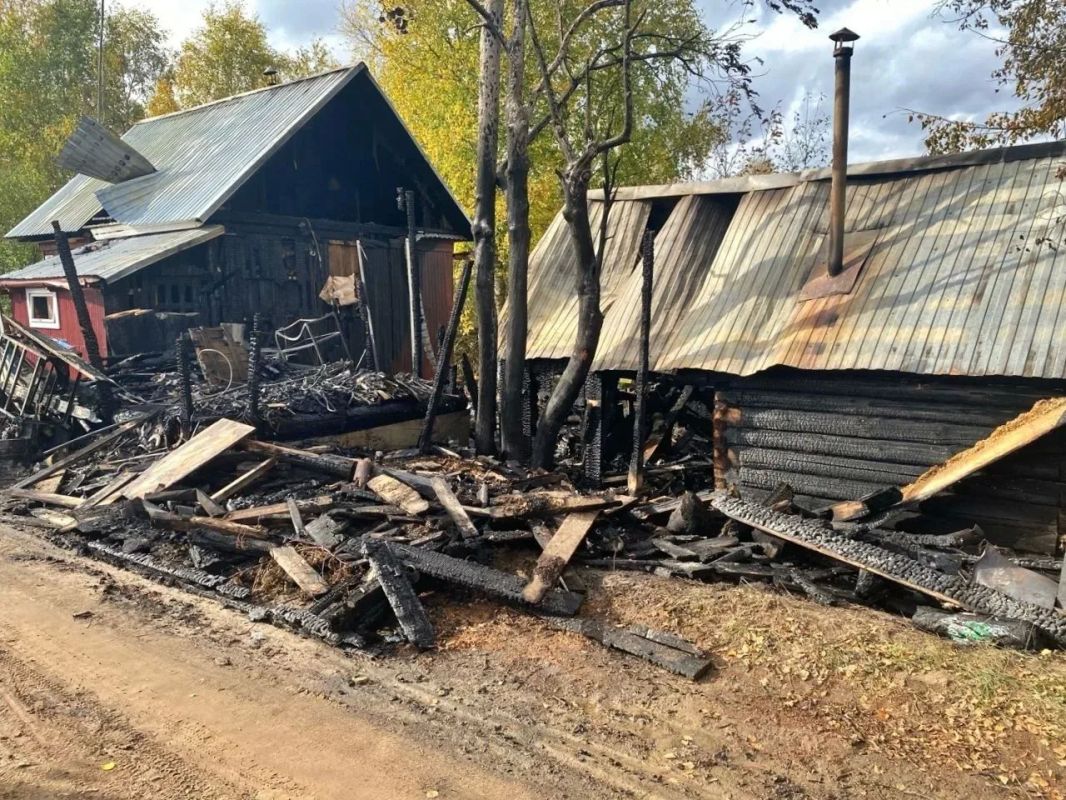 В результате ночного пожара в СНТ под Коряжмой сгорели три строения В результате ночного пожара в СНТ под Коряжмой сгорели три строения