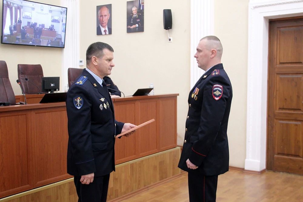 Врио начальника регионального УМВД поздравил сотрудников уголовного розыска с профессиональным праздником